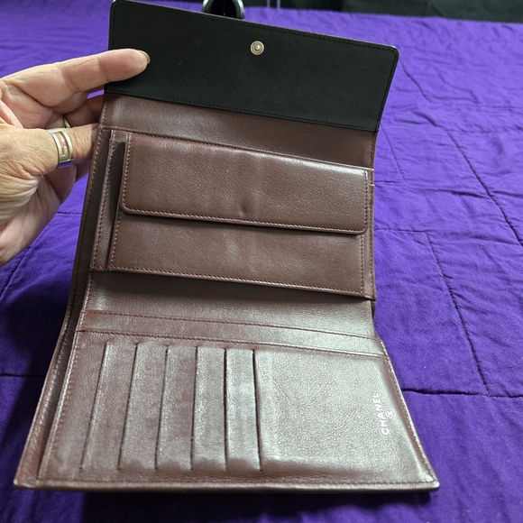 EUC CHANEL MATELASSE STYLE WITH BURGUNDY LINING WALLET - Picture 6 of 12